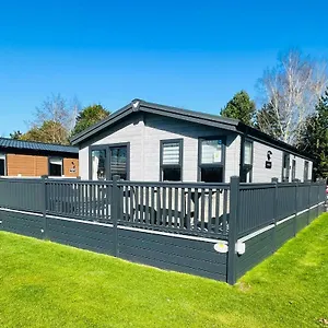 Black Moorhen With Hot Tub Holiday home