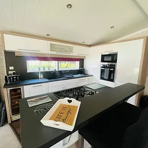 Enzo's With Hot Tub Holiday home